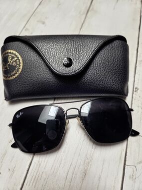 Ray-Ban Black Metal Aviator Sunglasses with Black Case Unisex